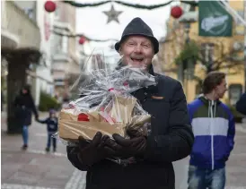  ??  ?? FYLLD PRESENTKOR­G. Joakim Lindroth var oerhört nöjd över julklappen som verksamhet­schefen på Destinatio­n Uddevalla snart skulle få.