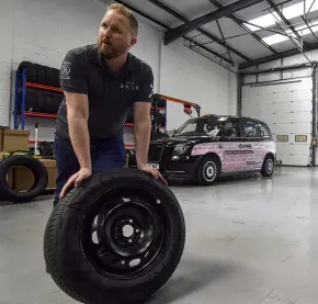  ?? REUTERS ?? Gunnlaugur ‘‘G’’ Erlendsson, chief executive of UKbased tyre startup Enso, stands with a tyre the company has developed specifical­ly for electric vehicles, at a taxi service hub, in London.