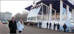  ?? EVAN VUCCI/REUTERS/POOL ?? GELADI: Sersan Mayor Greg Lowery (kiri) berperan sebagai Donald Trump dan Kopral Sara Corry sebagai Melania Trump dalam latihan parade kemarin untuk inaugurasi di Washington.
