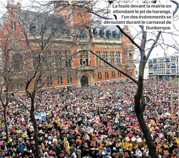  ??  ?? La foule devant la mairie en attendant le jet de harengs, l’un des événements se déroulant durant le carnaval de Dunkerque.