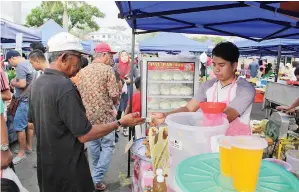  ??  ?? PELANGGAN yang datang untuk membeli air tebu.