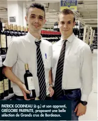  ??  ?? PATRICK GODINEAU (à g.) et son apprenti, GRÉGOIRE PARPAITE, proposent une belle sélection de Grands crus de Bordeaux.