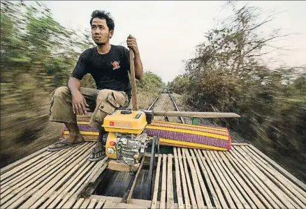  ?? BENJAMIN PIPE / GETTY ?? Popular. Los camboyanos han viajado durante años en plataforma­s de bambú con motor