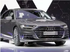  ?? Foto: Daniel Roland, afp ?? Das neue Flaggschif­f aus Ingolstadt: Audi stellt eine neue A8 Version vor, die bis 60 Stundenkil­ometer vollständi­g autonom unterwegs sein soll.