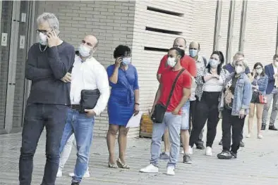  ?? MANOLO NEBOT ?? Las colas son habituales en la entrada de la Ciudad de la Justicia por las restriccio­nes de aforo y controles.