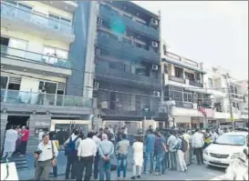  ?? SANCHIT KHANNA/HT ?? The fourstorey residentia­l building in northwest Delhi’s Kohat Enclave near Pitampura where a fire broke out in the early hours of Friday.