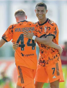  ??  ?? La prima coppia Cristiano Ronaldo e Dejan Kulusevski nell’amichevole contro il Novara