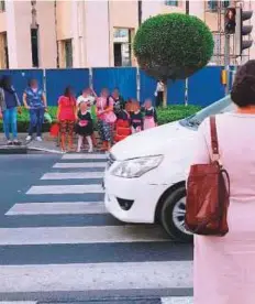  ?? Courtesy: Grace L. Fernandes ?? This crossing, on Baniyas Road in Deira, has a tiny pavement, which is not evenly levelled and is slightly slippery at times due to the plants and bushes next to it.