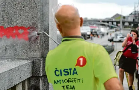  ?? Foto: Michal Kamaryt, ČTK ?? Pryč s ním! Na Dvořákově nábřeží v centru města v pondělí odborníci za přítomnost­i primátora Zdeňka Hřiba (Piráti) testovali nové techniky čištění graffiti. S díly sprejerů se potýkají především městské části, které do jejich odstraňová­ní investují miliony korun ročně.