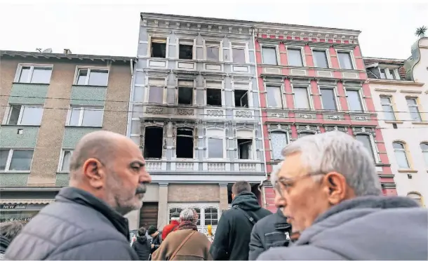  ?? FOTO: CHRISTOPH REICHWEIN / DPA ?? △ Am Donnerstag fanden sich rund 200 Demonstran­ten zu einer Trauerkund­gebung vor dem Brandhaus an der Grünewalde­r Straße ein.