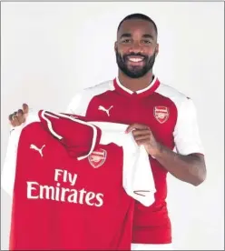  ??  ?? LACAZETTE. Presentado con el Arsenal.