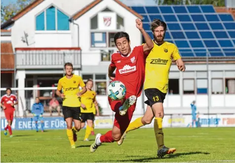  ?? Foto: Izsó ?? Mit einer guten Leistung im letzten Drittel des Spieles gegen Vilzing konnte der TSV Rain (mit Stefan Müller, in Rot) noch einen 4:1 Sieg erringen.