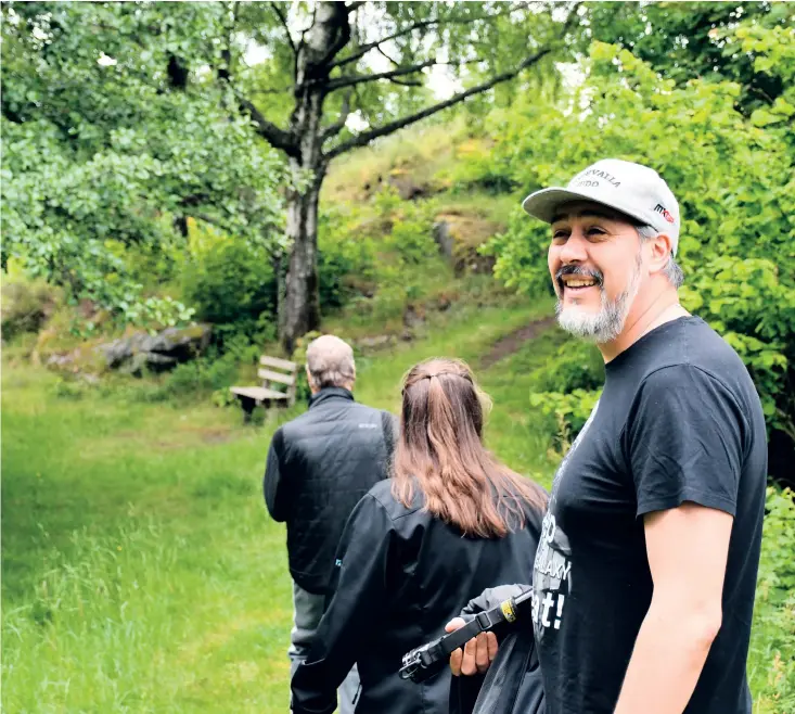  ?? ?? Martin Rångeby på väg upp till Skansberge­ts fort. Han varnar att det kommer finnas spindlar i bunkern av fortet.