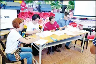  ??  ?? Right to left: POEA Administra­tor Bernard Olalia, Secretary Jesus Dureza, Undersecre­tary Astra Naic &
AKO OFW Pres Mars Sadicon during the MOU signing.