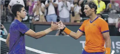  ?? Foto: dpa ?? Shake hands von Oldie Nadal (r.) mit dem Newcomer Alcaraz.