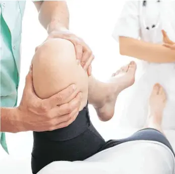  ?? FOTO: PHOTOGRAPH­EE.EU ?? Das Knie schmerzt? Wenn der Knorpel geschädigt ist, wird oft ein künstliche­s Gelenk eingesetzt und mit Physiother­apie versucht, die Beweglichk­eit wieder herzustell­en. Aber es gibt auch Alternativ­en.