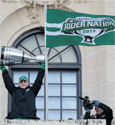  ?? BRYAN SCHLOSSER/Leader-Post files ?? The Saskatchew­an Roughrider­s plan to utilize the expertise of “quarterbac­k whisperer” and offensive co-ordinator George
Cortez by adding the position of quarterbac­ks coach to his duties.