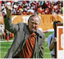  ?? RALPH BARRERA / AMERICAN-STATESMAN ?? UT honored Tommy Nobis with a ceremony to retire jersey No. 60 in 2008. He played on the Horns’ 1963 national championsh­ip team and was a two-time All-American.