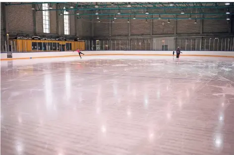  ?? FOTOS (2): THOMAS LAMMERTZ ?? In der Rittberger-Halle ist eine mobile Eisfläche installier­t. Damit ist sie wieder nutzbar.