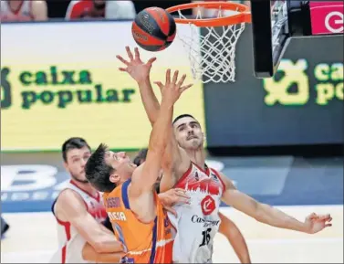  ??  ?? Sam Van Rossom y el canterano del Zaragoza Aitor Etxeguren pelean por un balón.