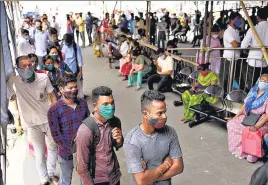  ?? HT PHOTO ?? People queue up to give samples for Covid-19 test, at a hospital in Navi Mumbai on Monday.