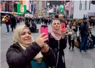  ?? — AFP ?? A group of Syrian and Iraqi refugee families walk through Central Park during a tour of Manhattan, New York City.