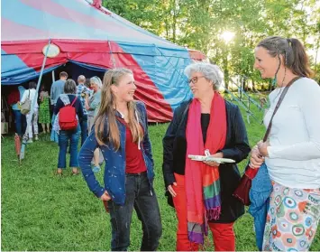  ??  ?? Ein Zirkuszelt für eine Woche nebst buntem Programm hatte die Montessori Gemeinscha­ft Dinkelsche­rben sich selbst zum 25. Ju biläum geschenkt. Schulleite­rin Petra Sternegger (vorn Mitte) begrüßte Gäste, Förderer, Eltern, Pädagogen und Schüler.