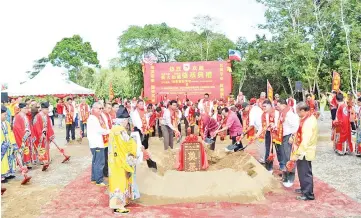  ??  ?? Front row, from left: Dr Lee, Fred,Yeo, Fung, Limus, Pang, Tee, Charles, Liew (second right) and others jointly officiate at the groundbrea­king ceremony of Wong Tai Sin Temple in Kuala Penyu yesterday.