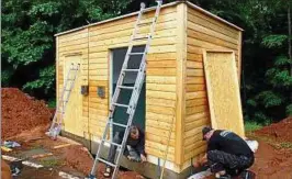  ??  ?? Die Zimmermänn­er Karsten Holapfel und Matthias Geisler (von links) begannen gestern, die Trockentre­nntoilette an der Hohen Sonne zu installier­en. Foto: Norman Meißner