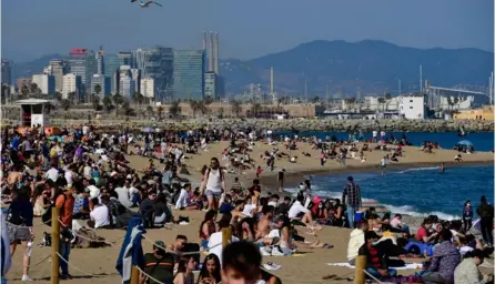  ?? AFP ?? Españoles disfrutaro­n la playa de la Barcelonet­a, en Barcelona, el 3 de abril del 2021.