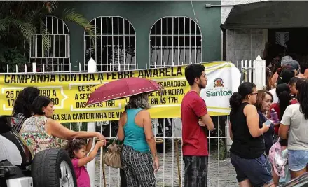  ?? Marco Silva/Futura Press/Folhapress ?? Fila para vacinação contra a febre amarela, em Santos, no litoral paulista; baixa adesão fez campanha ser prorrogada