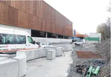  ?? FOTO: DIK ?? Sitzgelege­nheiten aus Beton sollen vor dem Parkhaus den Hochwasser­schutz auch dann sicherstel­len, wenn das Wasser im Kleinen See richtig hoch steht.