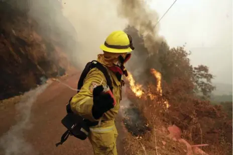  ?? MARCIO JOSE SANCHEZ/THE ASSOCIATED PRESS ?? Sonoma firefighte­r Pete Avencino launches an incendiary device during a backburn operation on Friday in Glen Ellen, Calif.