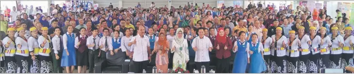  ??  ?? Fatimah (front row, centre) with all those present at the school.