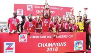  ??  ?? Winners of the 2018 Zenith Bank sponsored Delta State Principal's Cup competitio­n celebratin­g with their trophy.