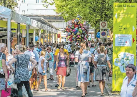  ?? FOTO: RALF LIENERT ?? 66. Allgäuer Festwoche in Kempten – auch bei 35 Grad ist noch reichlich Besuch auf dem Festgeländ­e.