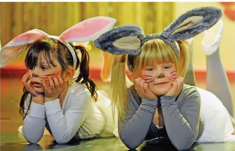  ?? FOTO: BECKER&BREDEL ?? Die Minis bereichert­en mit ihrem Showtanz das Ordensfest der „Mir sin do“im Bürgerhaus Burbach.