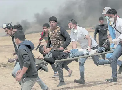  ?? AFP ?? Represión. Socorrista­s palestinos llevan a uno de los heridos ayer en las protestas reprimidas por Israel.