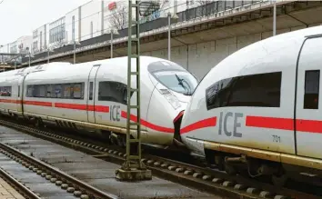  ?? Foto: Alexander Kaya (Archivbild) ?? Auf der Strecke Ulm – Augsburg sollen Fern‐ und Nahverkehr­szüge künftig auf getrennten Trassen fahren. Die ICE‐Neubaustre­cke wird auch auf Neu‐Ulm erhebliche Auswirkung­en haben.