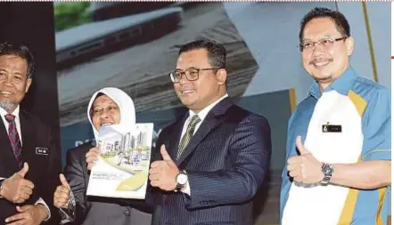  ?? PIC BY SHAHIMAN SHARIP ?? Selangor Menteri Besar Amirudin Shari launching the Selangor Price Control Property Developmen­t Seminar at the Shah Alam Convention Centre yesterday. With him are (from left) State Secretary Datuk Mohd Amin Ahmad Ahya, state Housing and Urban Living Committee chairman Haniza Talha and Selangor Housing and Property Board executive director Nazmi Osman.