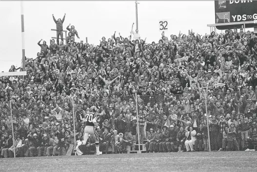  ??  ?? The Roughrider­s’ Steve Mazurak scores a 73-yard TD against the Eskimos back on Oct. 19, 1975 at Taylor Field.