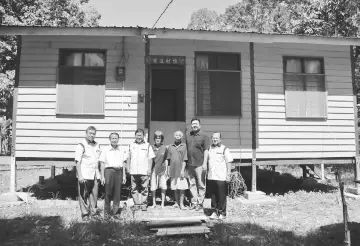  ??  ?? Yap (third right), Ten (left) and others outside Yap’s new house.