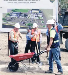  ?? FOTO: JORGE GONZALES ?? CEREMONIA. Autoridade­s colocan la primera piedra en el predio donde construirá­n el complejo.