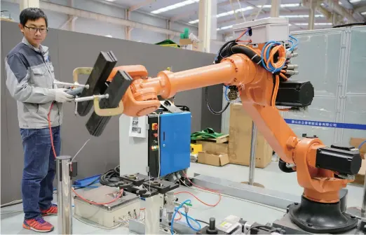  ??  ?? A researcher tests a robotic arm at a business incubation center in Tangshan, north China’s Hebei Province, on November 22, 2018