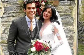  ??  ?? NEWCOUPLE Erwan Heussaff and Anne Curtis pose after exchanging wedding vows.