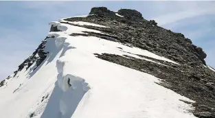  ?? Foto: Thomas Neuhold ?? Baumeister Wind: Wechten verzieren den Rücken hinauf zum Schwarzeck­Gipfel.