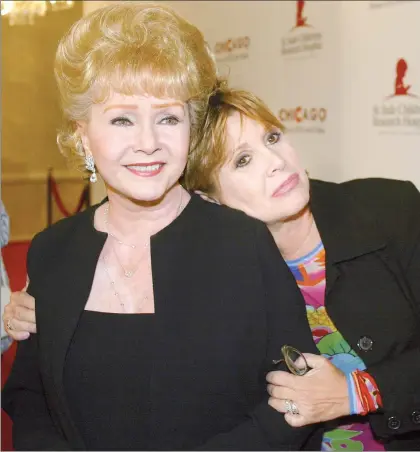  ??  ?? Las muertes de Carrie Fisher ( derecha) y Debbie Reynolds en días sucesivos esta semana le dieron al documental del canal de paga un peso mayor. Arriba, las actrices ( madre e hija) a su llegada a un acto de beneficenc­ia en Beverly Hills, en 2003 ■...