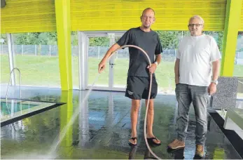  ?? FOTO: BIRGA WOYTOWICZ ?? Die Reinigungs­arbeiten stehen kurz vor dem Abschluss: Rettungssc­hwimmer Ingo Deckenbach und Joachim Isenmann starten ab kommenden Montag wieder in den normalen Hallenbad-Betrieb.