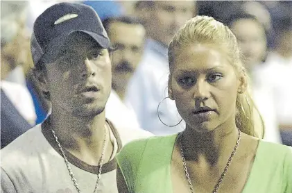  ??  ?? Enrique Iglesias y Anna Kournikova. Fueron padres primerizos: nacieron los mellizos Nicholas y Lucy.