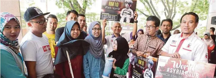  ?? [FOTO NURUL SHAFINA JEMENON/BH] ?? Mia Sara (tengah pegang), Hasbi (dua dari kanan) dan Awang Suffian (kanan) menerima sumbangan dana daripada orang ramai pada majlis pelancaran Kempen #Aidforsyri­a di Kuala Lumpur, semalam.